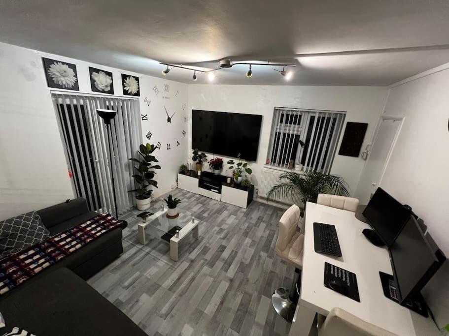 1-bed Flat With Fast Wi-fi In Prime Location 15mins From