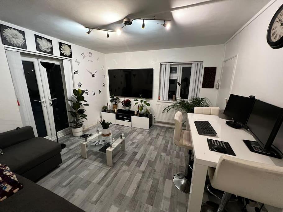 Apartamento 1-bed Flat With Fast Wi-fi In Prime Location 15mins From