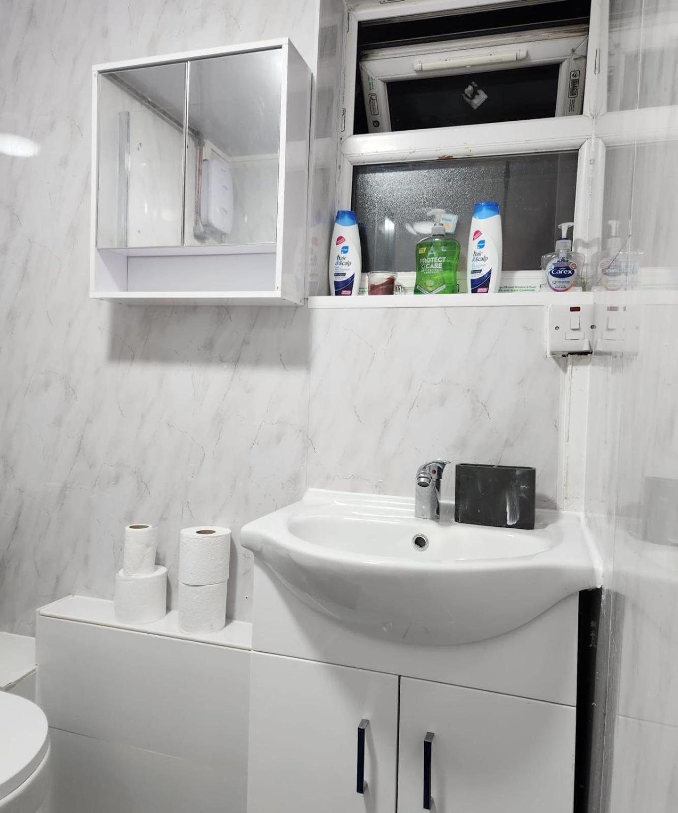 New Deluxe Apt-2 Londen