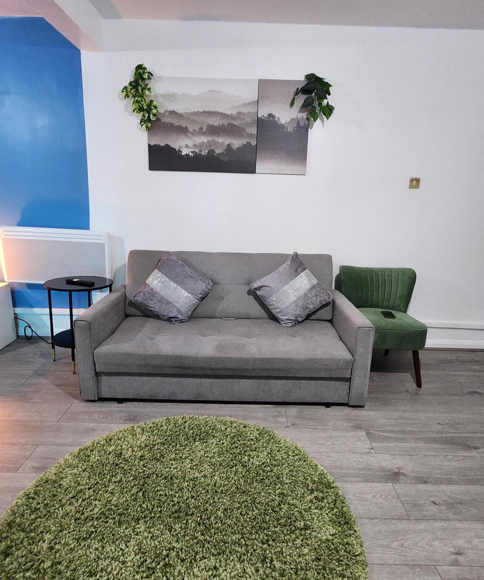 New Deluxe Apt-2 Londen