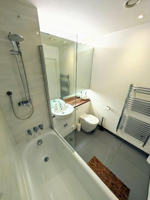 Modern East Apt, 3 Bedrooms, 2 Bathrooms Londres