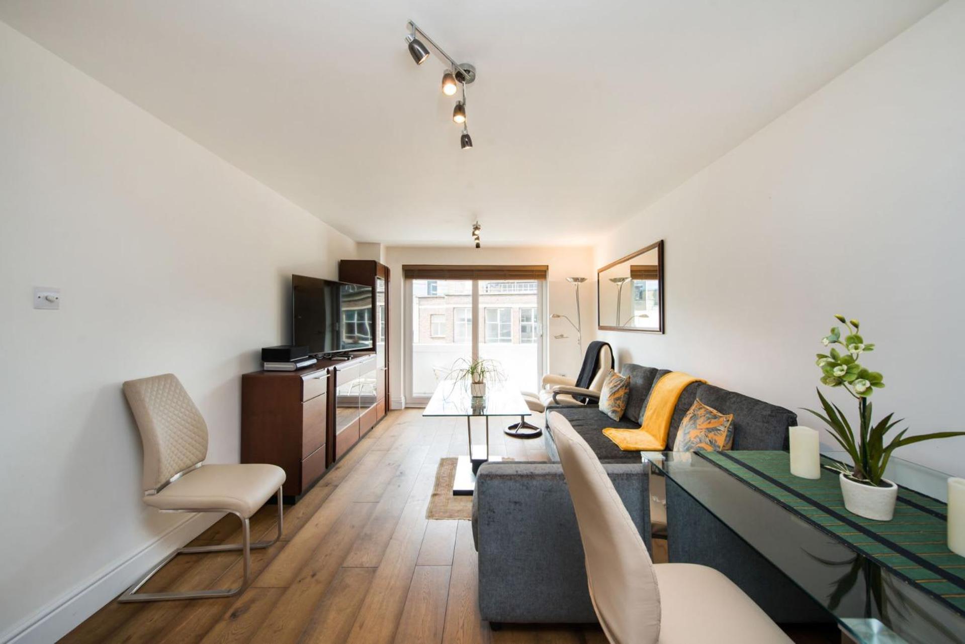 Views For Days - Fitzrovia - By Frankie Says Londres
