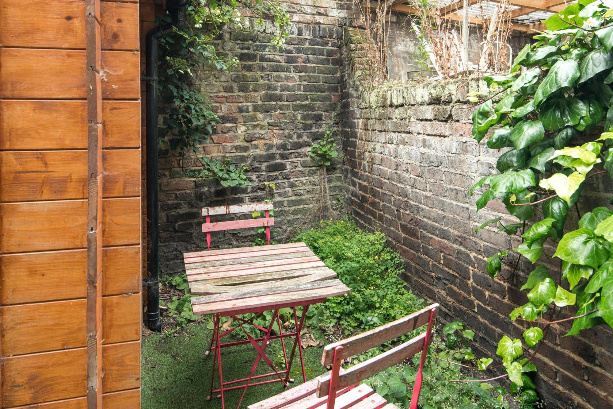 Victorian Garden Retreat: Hyde Park Elegance