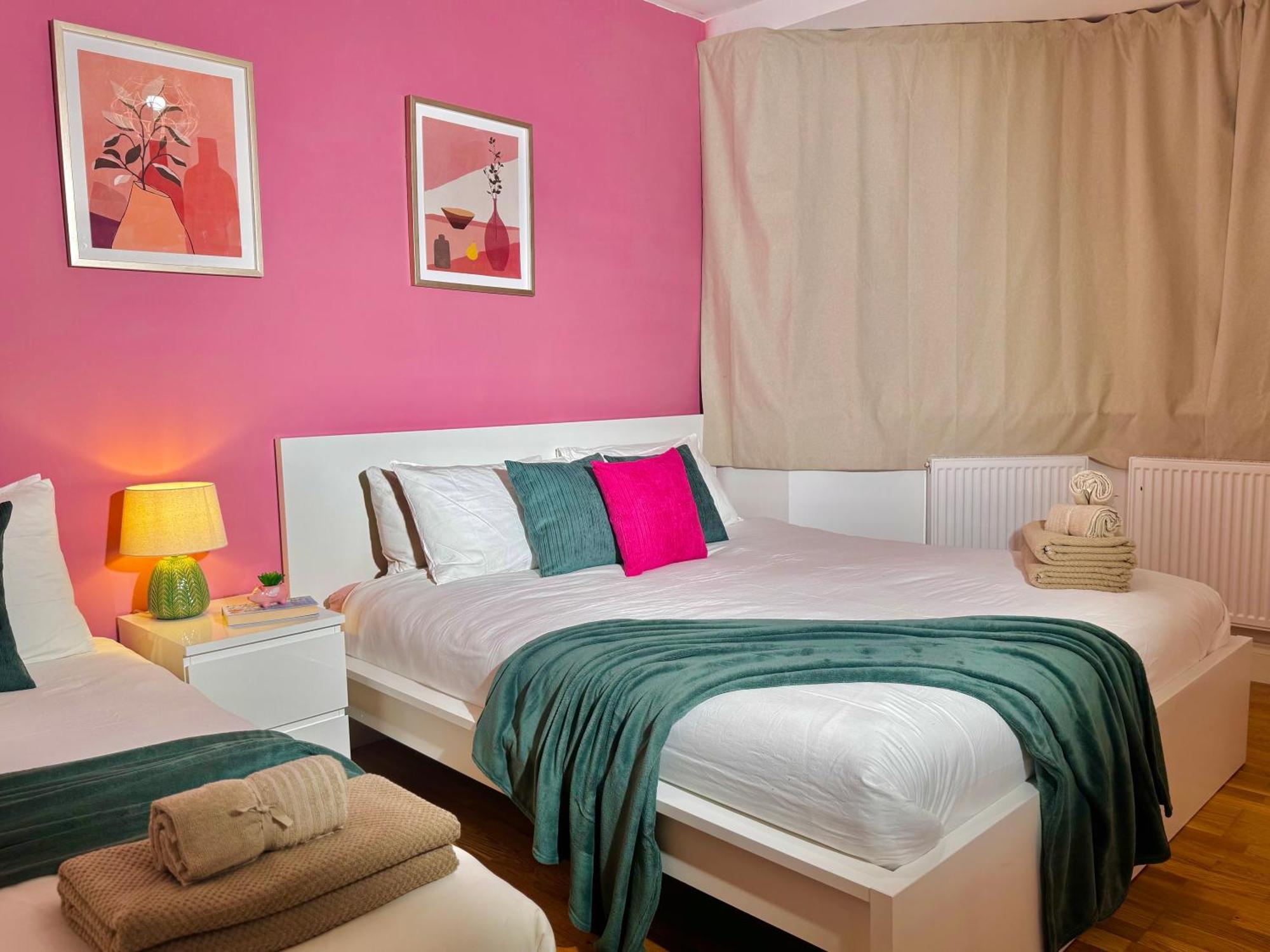 Modern 1-bed 30min To & Parking Apartamento
