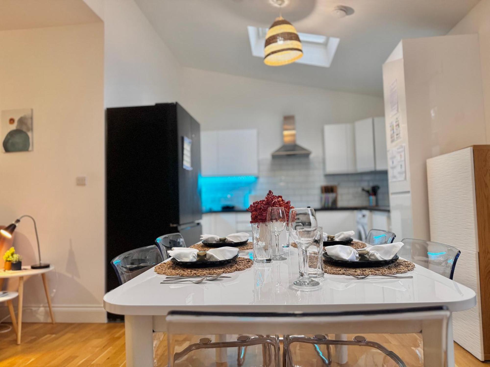 Modern 1-bed 30min To & Parking Apartamento