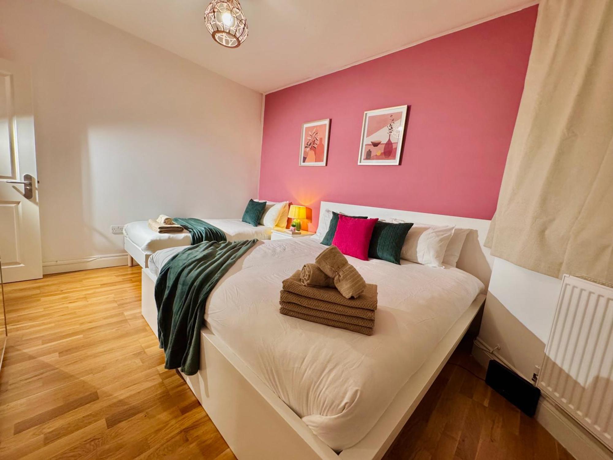 Modern 1-bed 30min To & Parking Apartamento