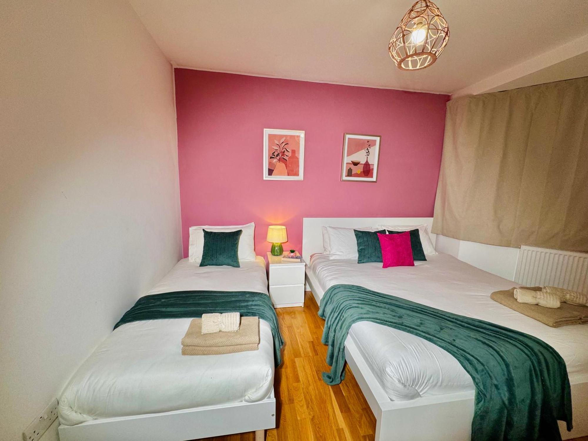 Modern 1-bed 30min To & Parking Apartamento