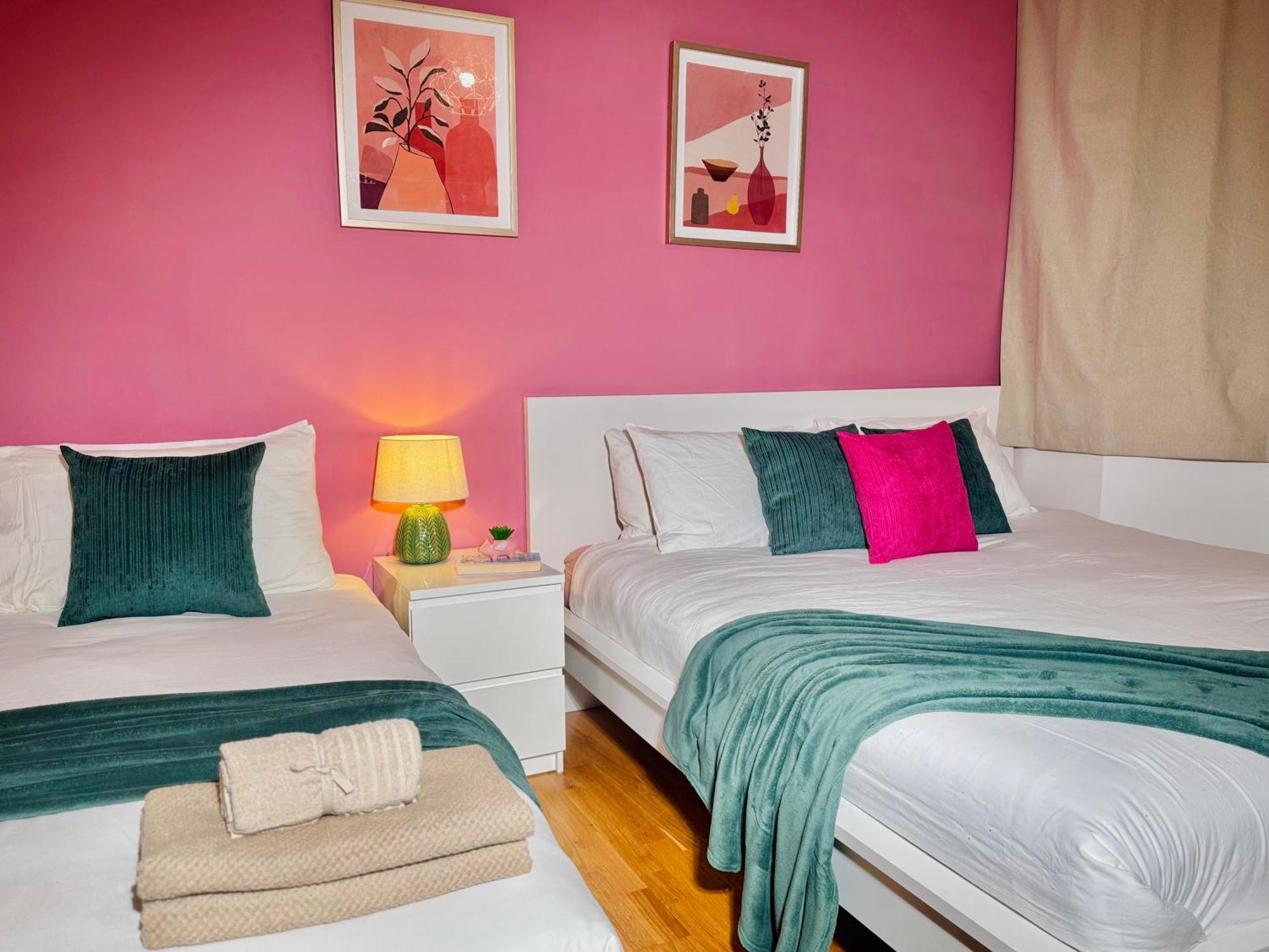 Modern 1-bed 30min To & Parking Apartamento *