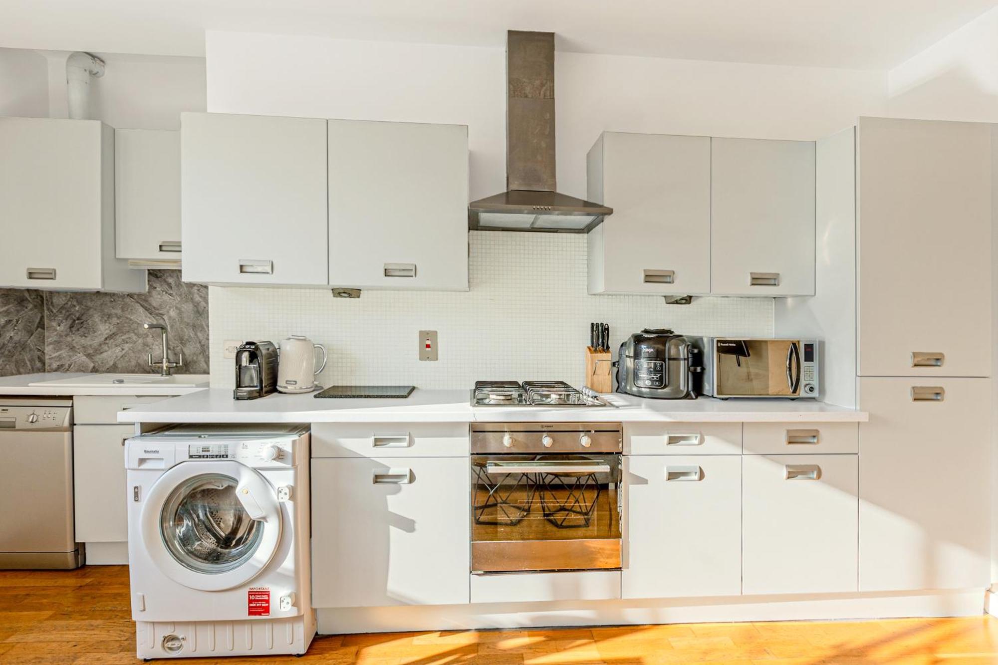 Spacious & Bright 1 Bdr Apt On The Kings Road Apartamento
