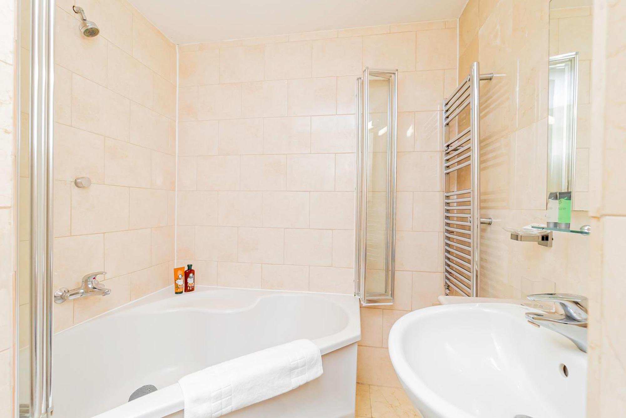 Chic 2 Bedrooms 2 Bathrooms At Kensington Appartement *
