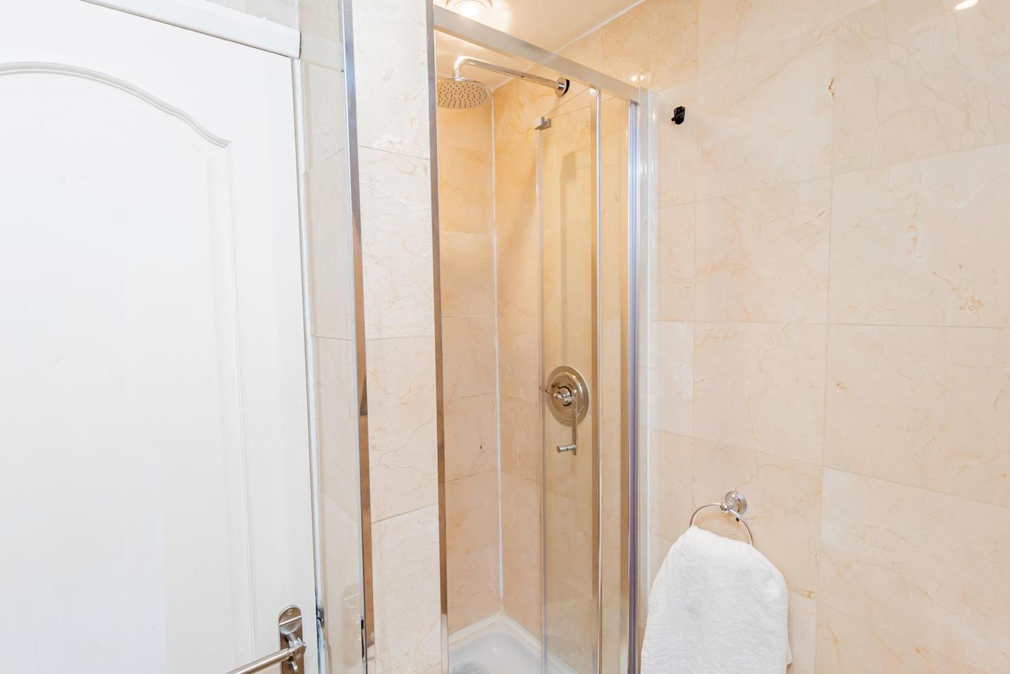 Chic 2 Bedrooms 2 Bathrooms At Kensington Appartement