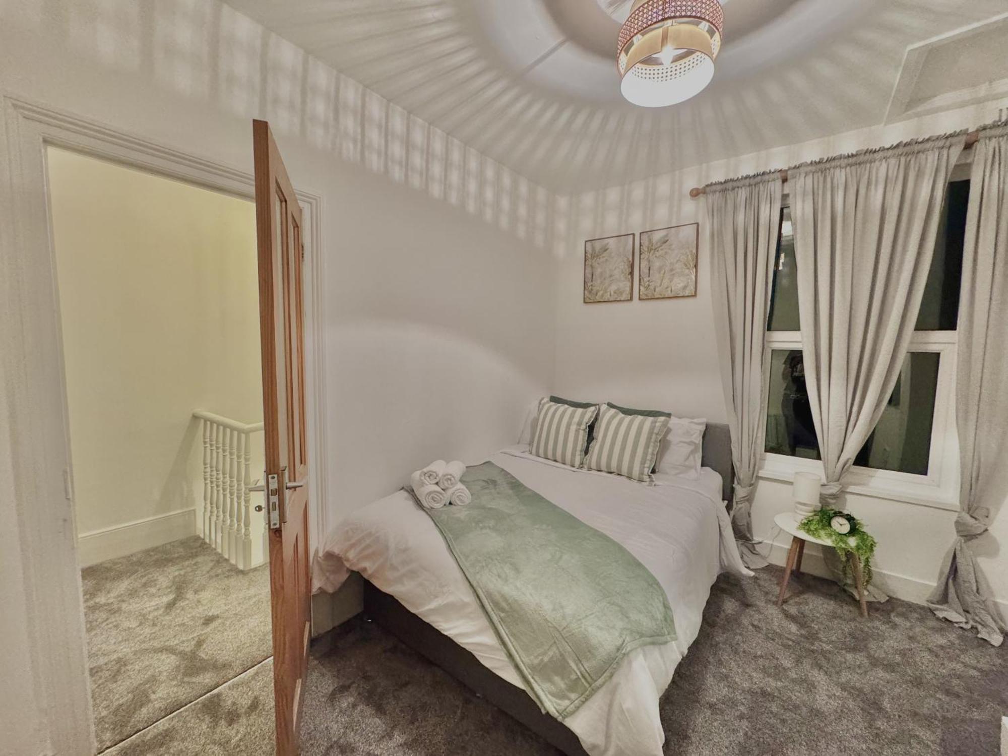 Spacious 3 Bedroom House Near London, O2, Excel, Stratford, Tube Station & Parking Available Hébergement de vacances Londres