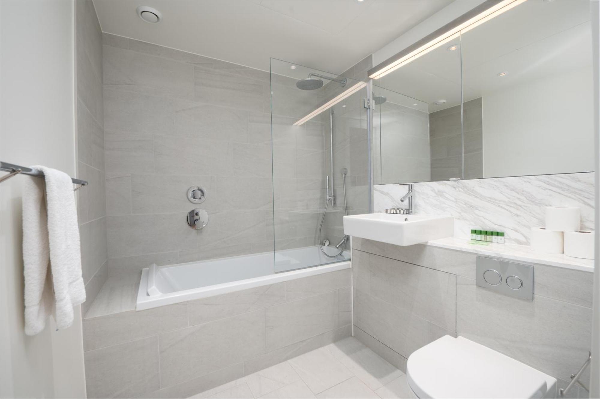 Capital Two Bedroom Flat In Battersea *