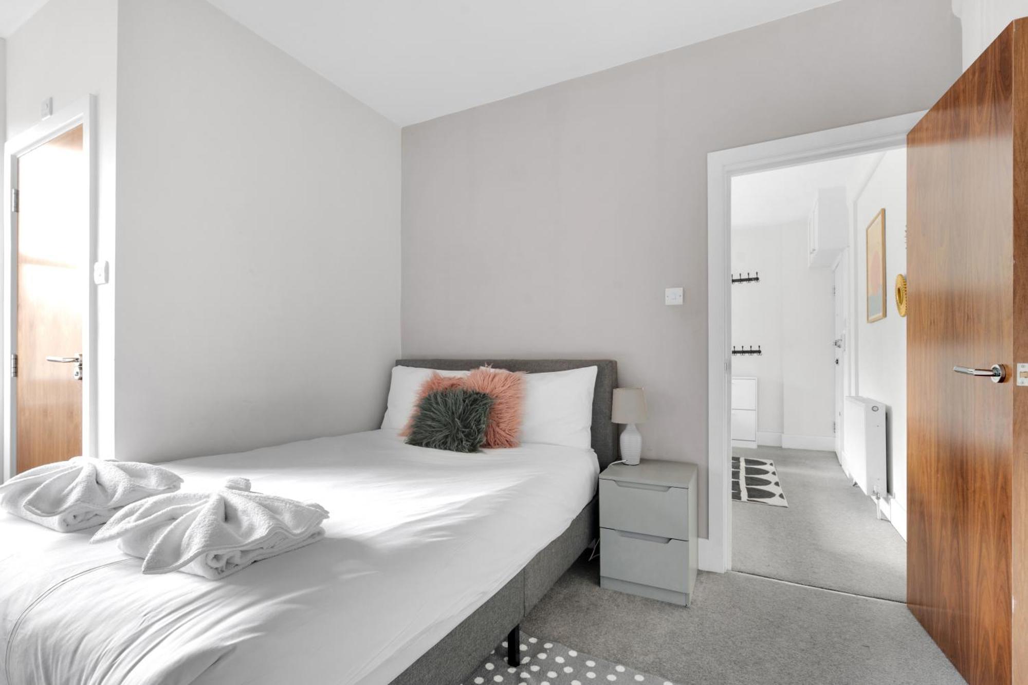 1bed Flat, Sleeps 3 - 2min Tube , 20min London, 1gb Fibre Wifi, Free Snacks & Toiletries, 2 New Smart Tvs & Sofabed Apartamento *