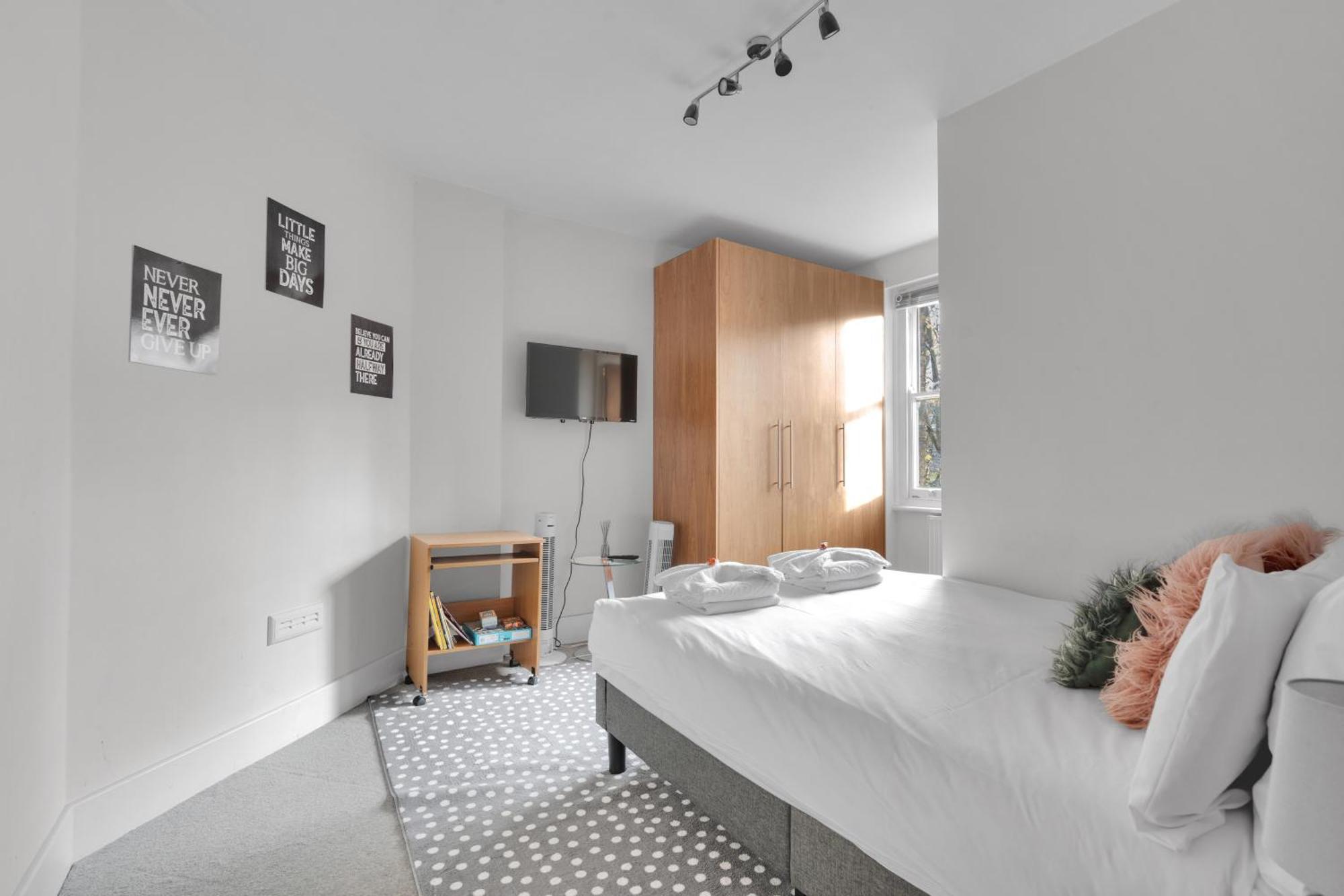 Apartamento Very Central,1gb Fibre Wifi, 2min To Tube & Heathrow, Free Coffee, Milk & Snacks, 2 New Tvs & Sofabed Londres
