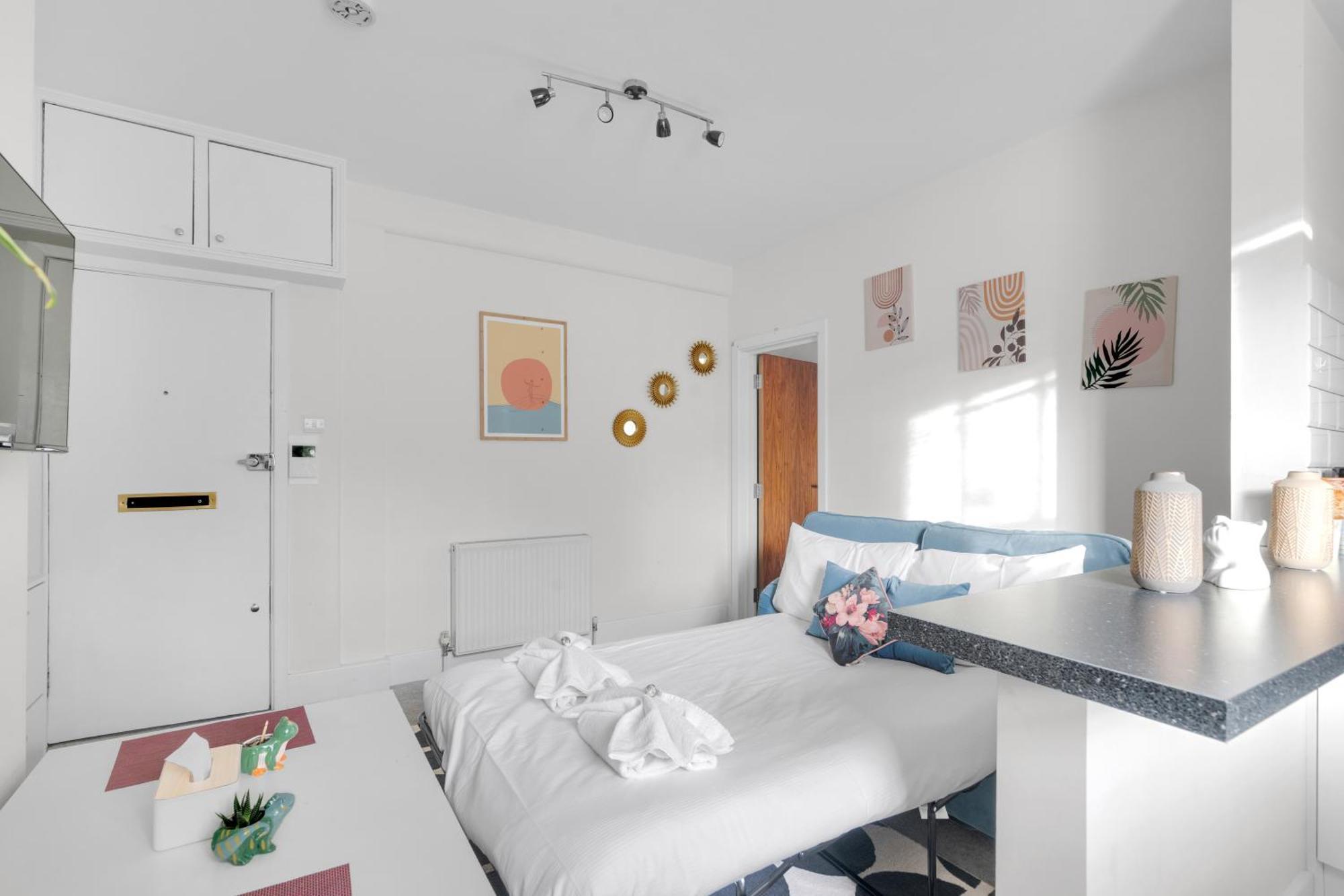 Very Central,1gb Fibre Wifi, 2min To Tube & Heathrow, Free Coffee, Milk & Snacks, 2 New Tvs & Sofabed Londres