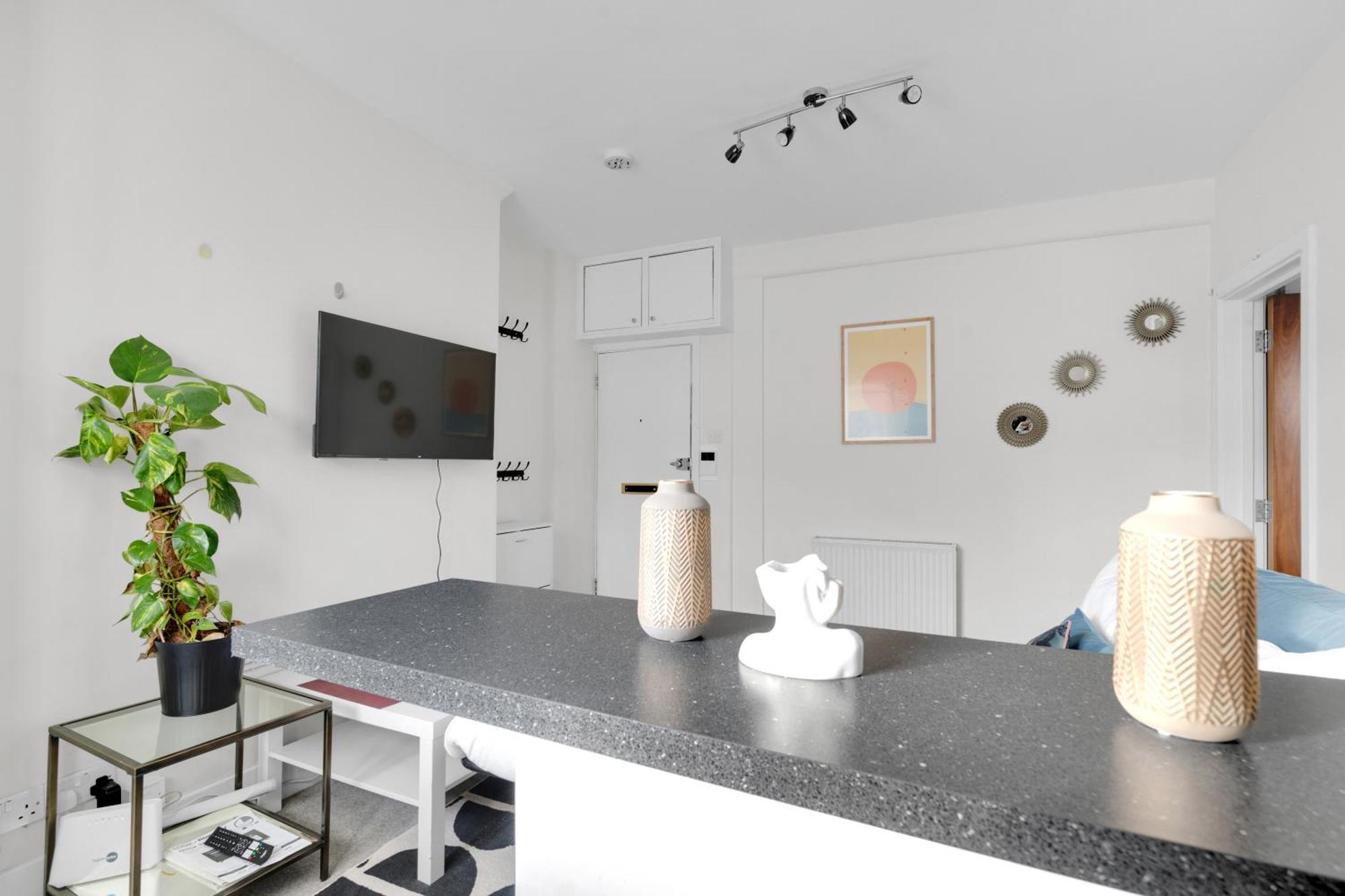 Very Central,1gb Fibre Wifi, 2min To Tube & Heathrow, Free Coffee, Milk & Snacks, 2 New Tvs & Sofabed * Londres