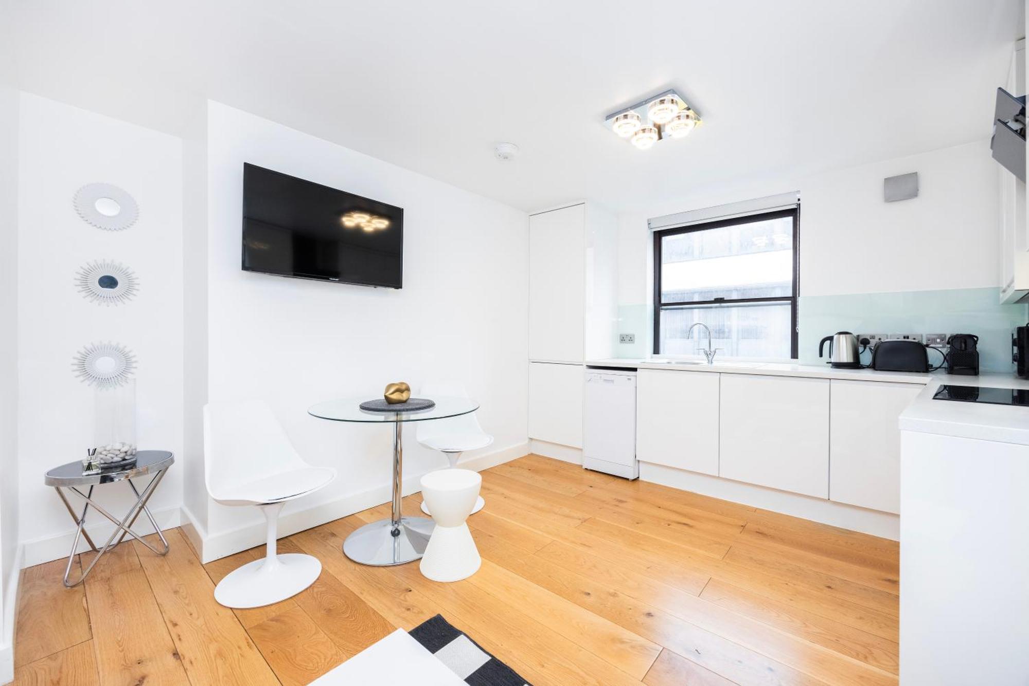 Stunning 2bed In Soho,steps From Piccadilly Circus Apartment *