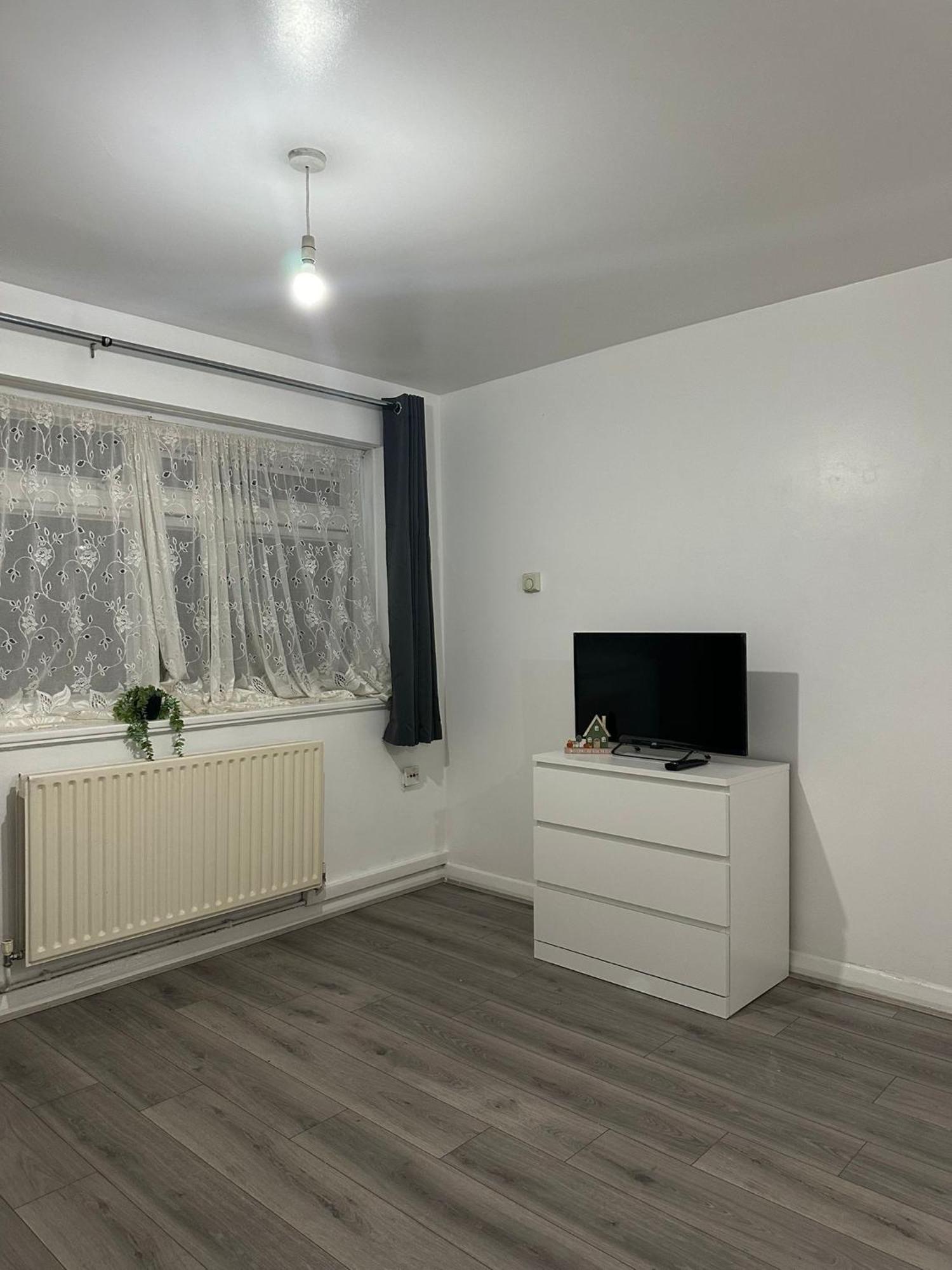 Modern In A 4 Bedroom Flat In London, Shared Bathroom!