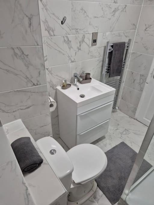 Newly Fitted 2 Bedroom Battersea Flat * Londres