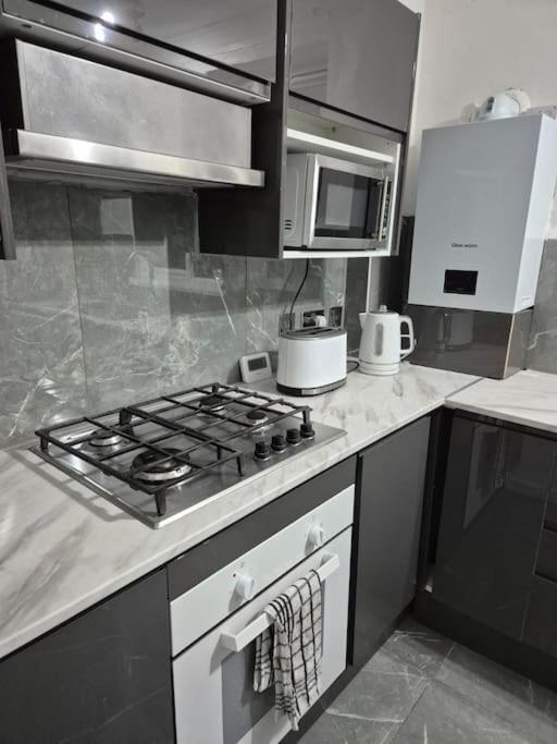 Newly Fitted 2 Bedroom Battersea Flat Appartement Londres