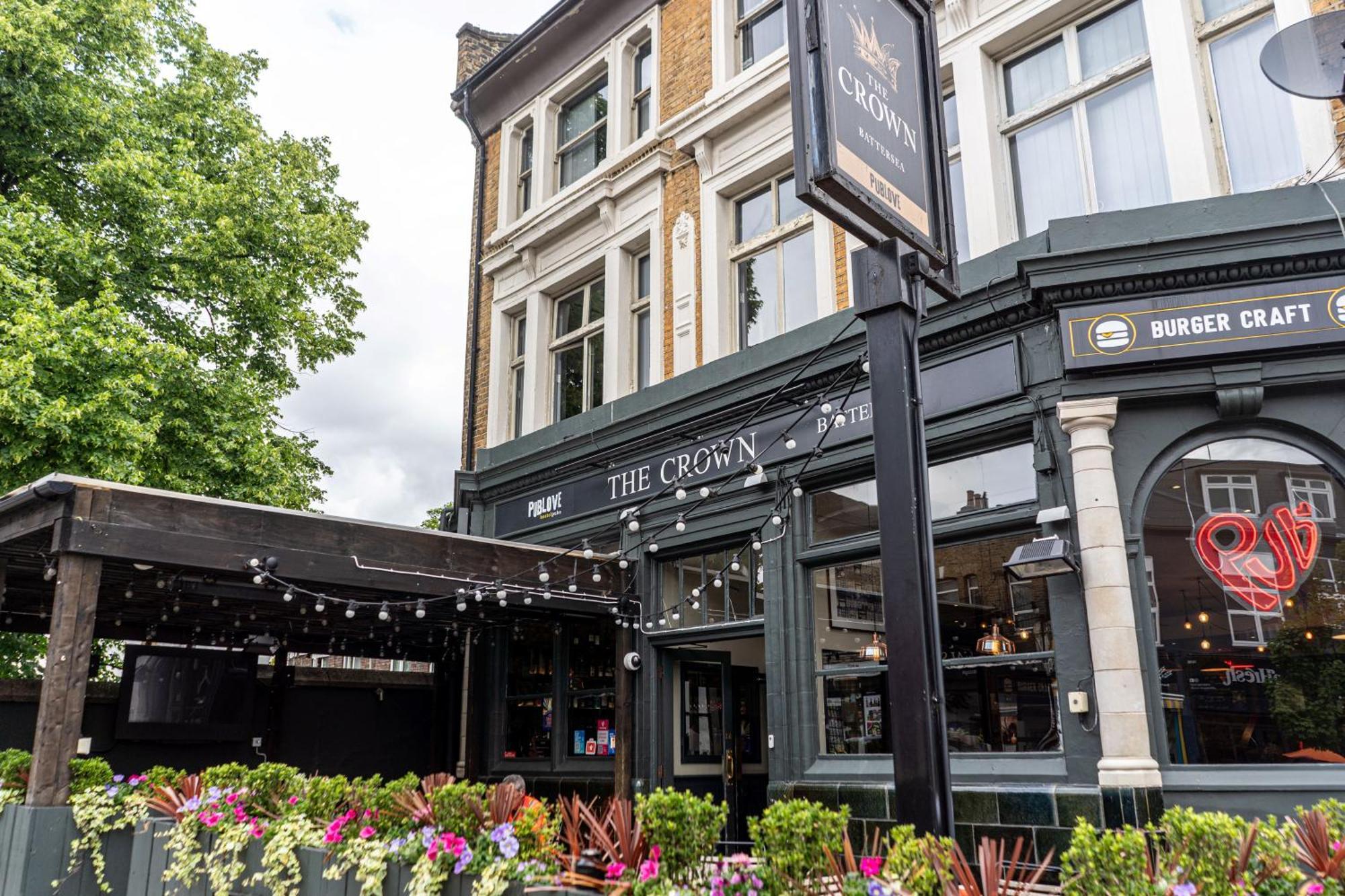 Publove @ The Crown, Battersea Hostal