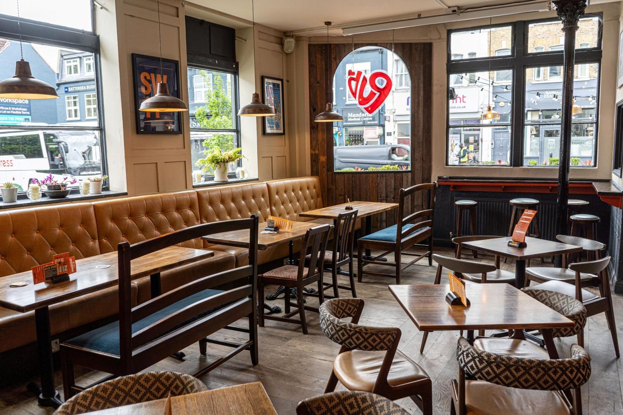 Publove @ The Crown, Battersea Hostal *
