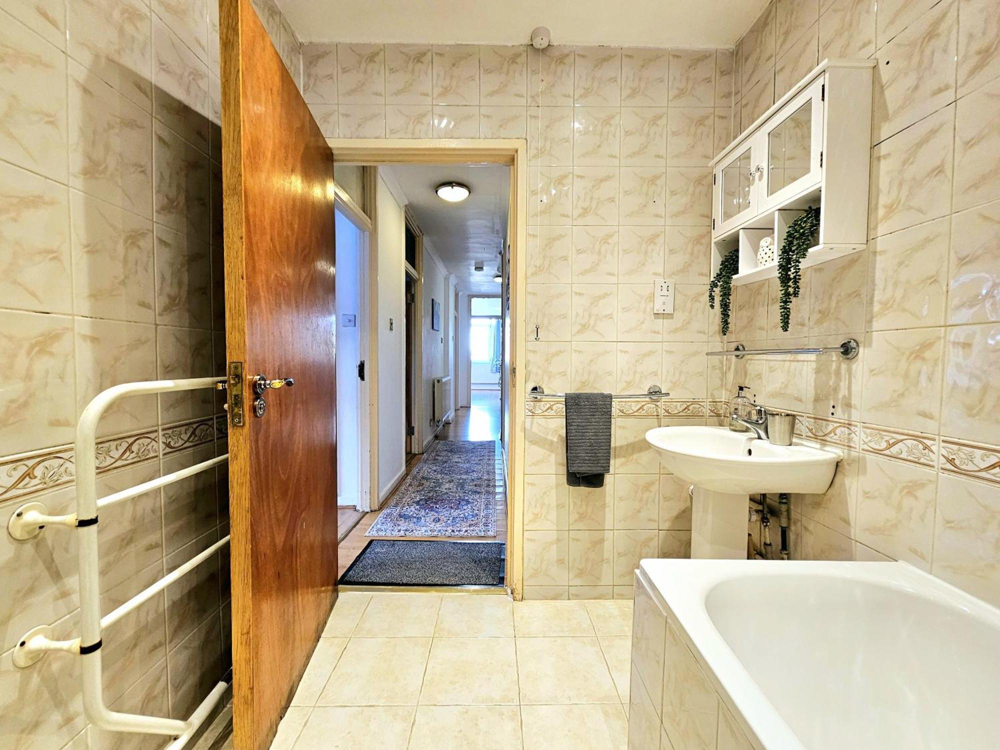 Bright & Spacious In Building With Lift, Right Next To Bayswater Station - Walk To Kensington Palace, Hyde Park, Little Venice & Notting Hill * Londen