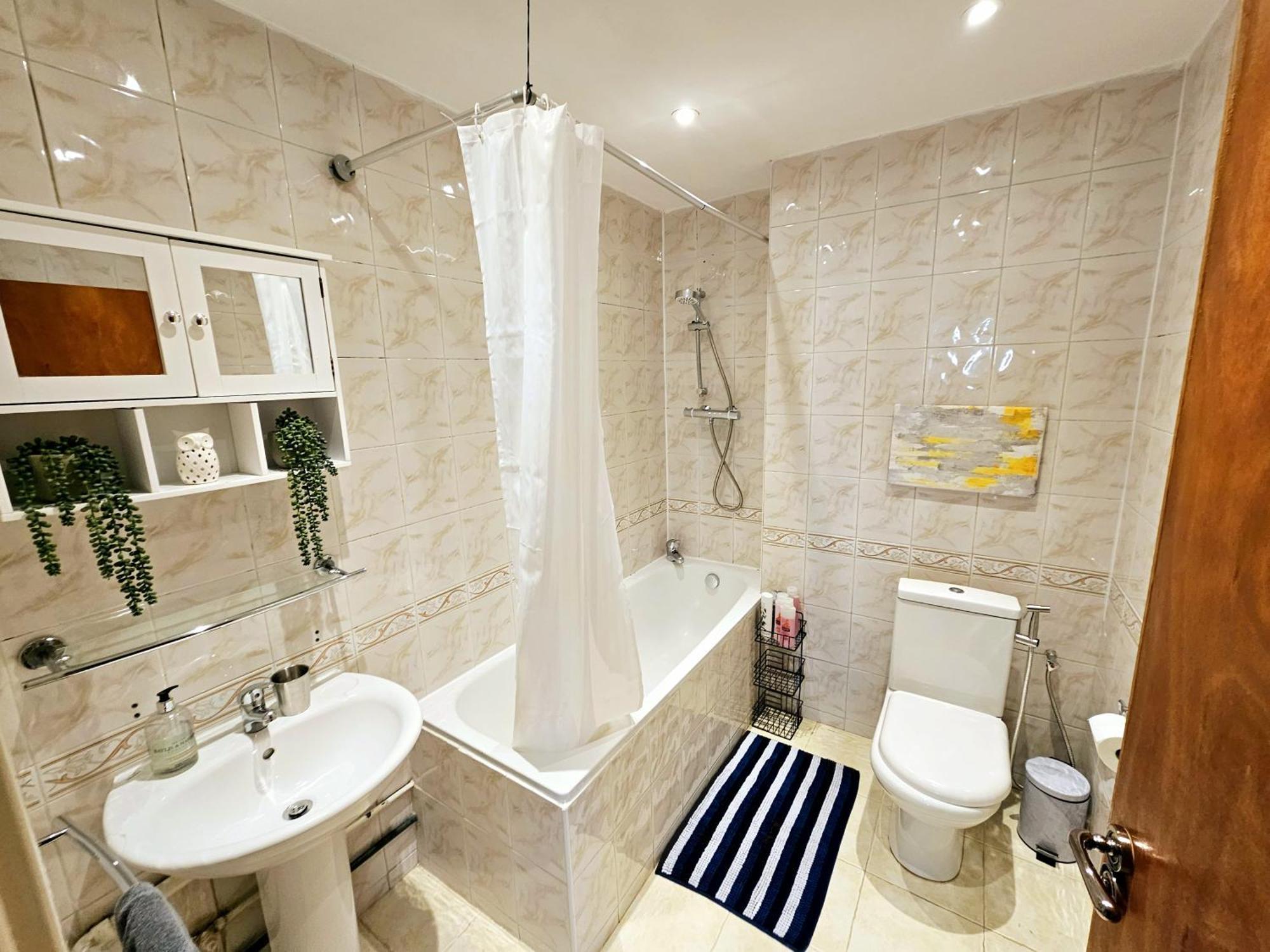 Bright & Spacious In Building With Lift, Right Next To Bayswater Station - Walk To Kensington Palace, Hyde Park, Little Venice & Notting Hill Appartement *