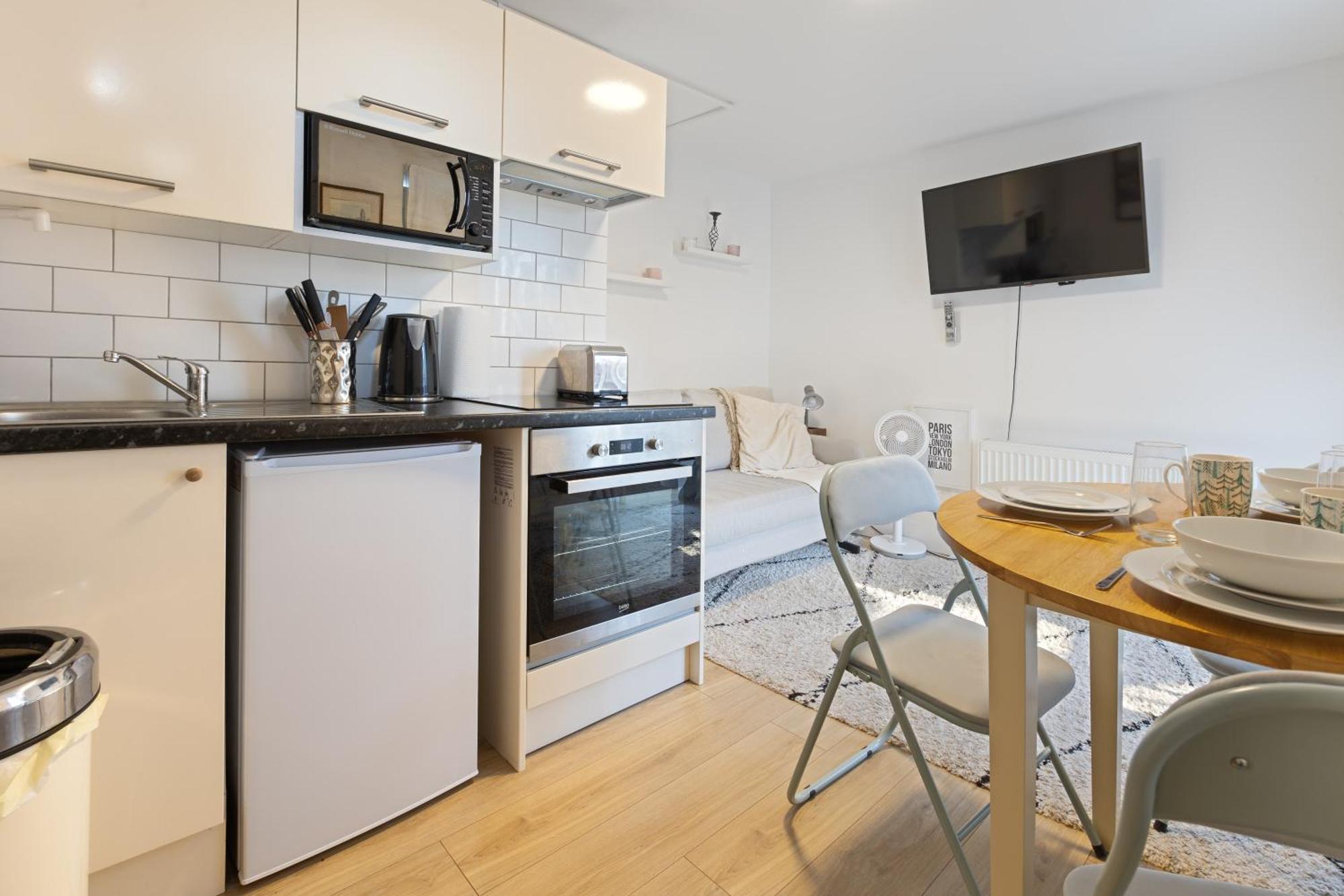 Modern Flat & Balcony In Historic West Kensington *