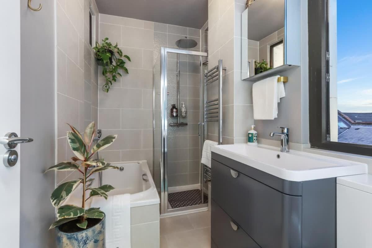 Modern Double Bedroom In 2 *