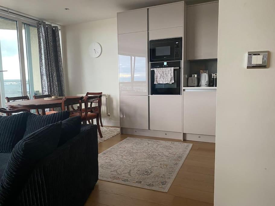 2 Bedroom Royal Docks Riverside Appartement