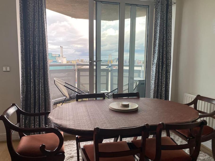 2 Bedroom Royal Docks Riverside Londres