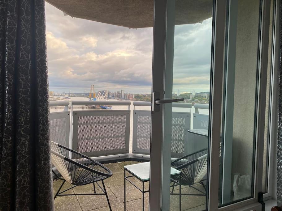 2 Bedroom Royal Docks Riverside * Londres
