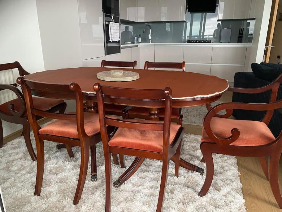 2 Bedroom Royal Docks Riverside Appartement