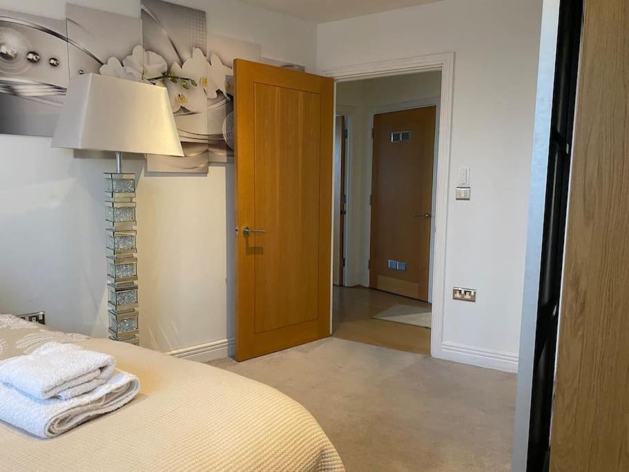 2 Bedroom Royal Docks Riverside * Londres