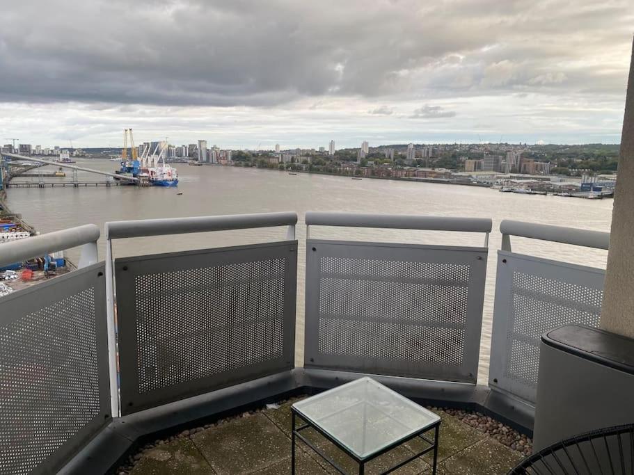 2 Bedroom Royal Docks Riverside Londres