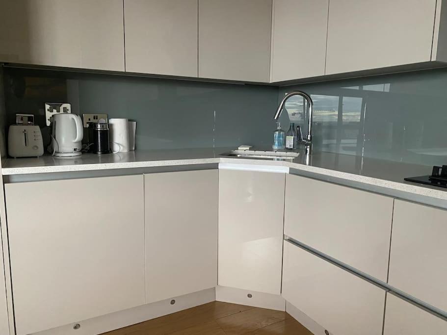 2 Bedroom Royal Docks Riverside Appartement Londres
