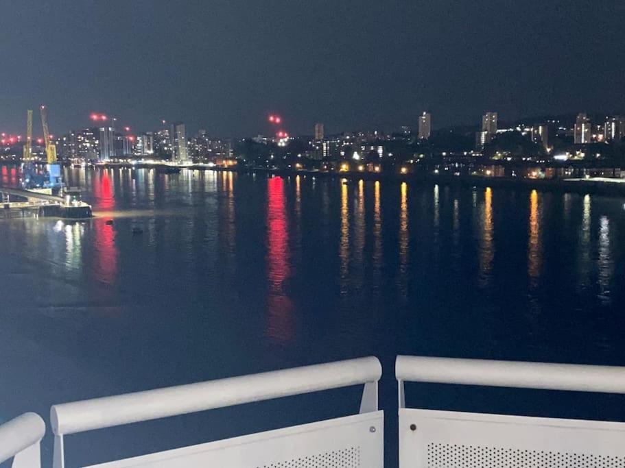 2 Bedroom Royal Docks Riverside Apartamento *