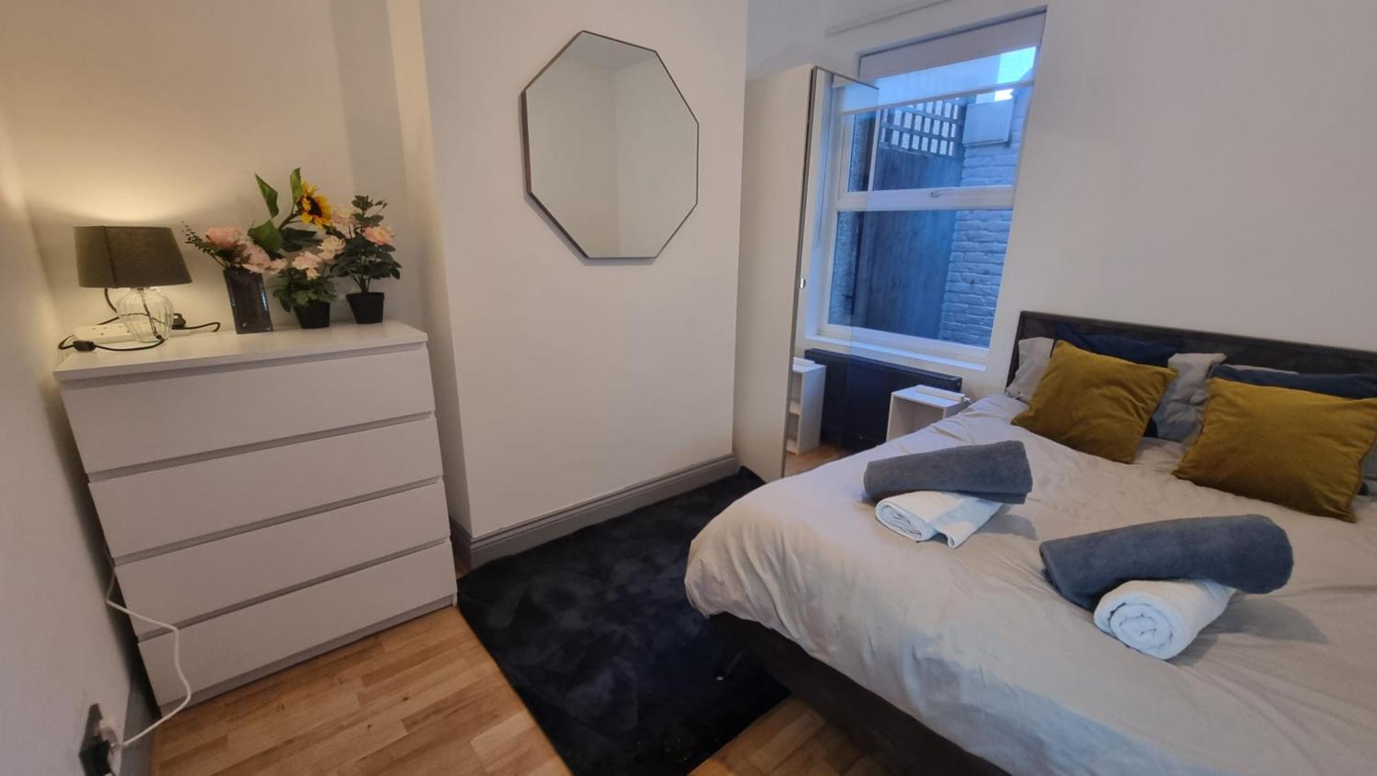 4 Bed With Cinema, F1 Racing Sim, 1 Gb Internet, Bbq, Garden, 20 Mins London, Parking, Ev Port, Metro 5 Mins Walk Holiday home *
