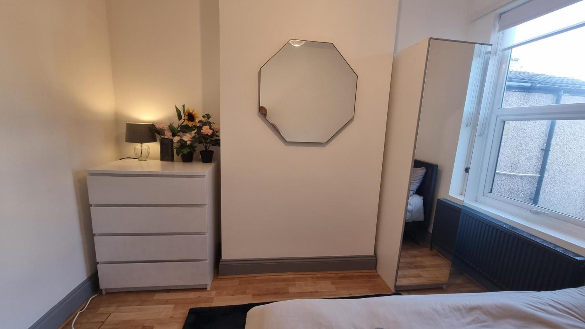 Holiday home 4 Bed With Cinema, F1 Racing Sim, 1 Gb Internet, Bbq, Garden, 20 Mins London, Parking, Ev Port, Metro 5 Mins Walk London