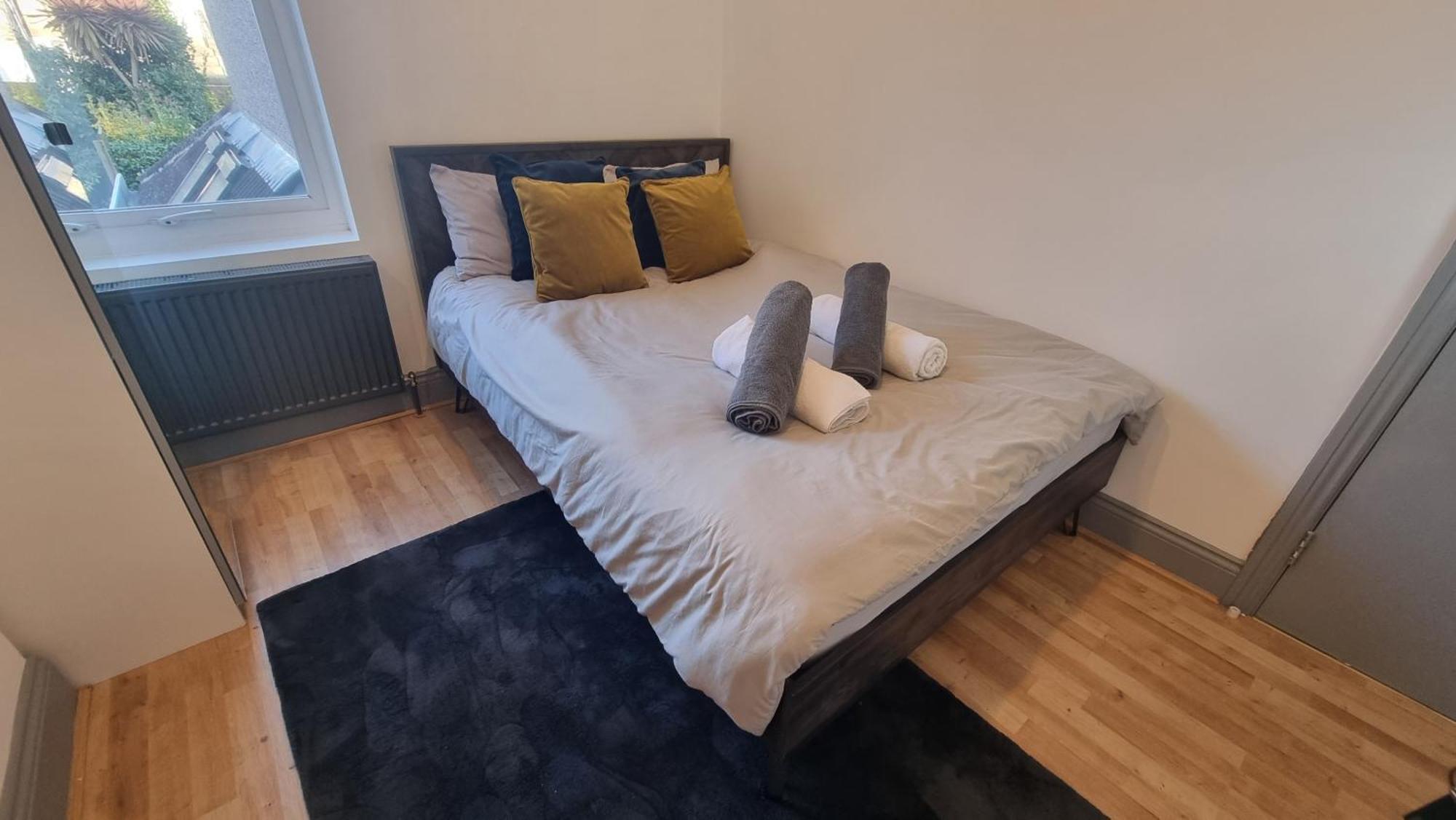 5 Bed With Cinema, F1 Racing Sim, 1 Gb Internet, Bbq, Garden, 20 Mins London, Parking, Ev Port, Metro 5 Mins Walk Apartamento *