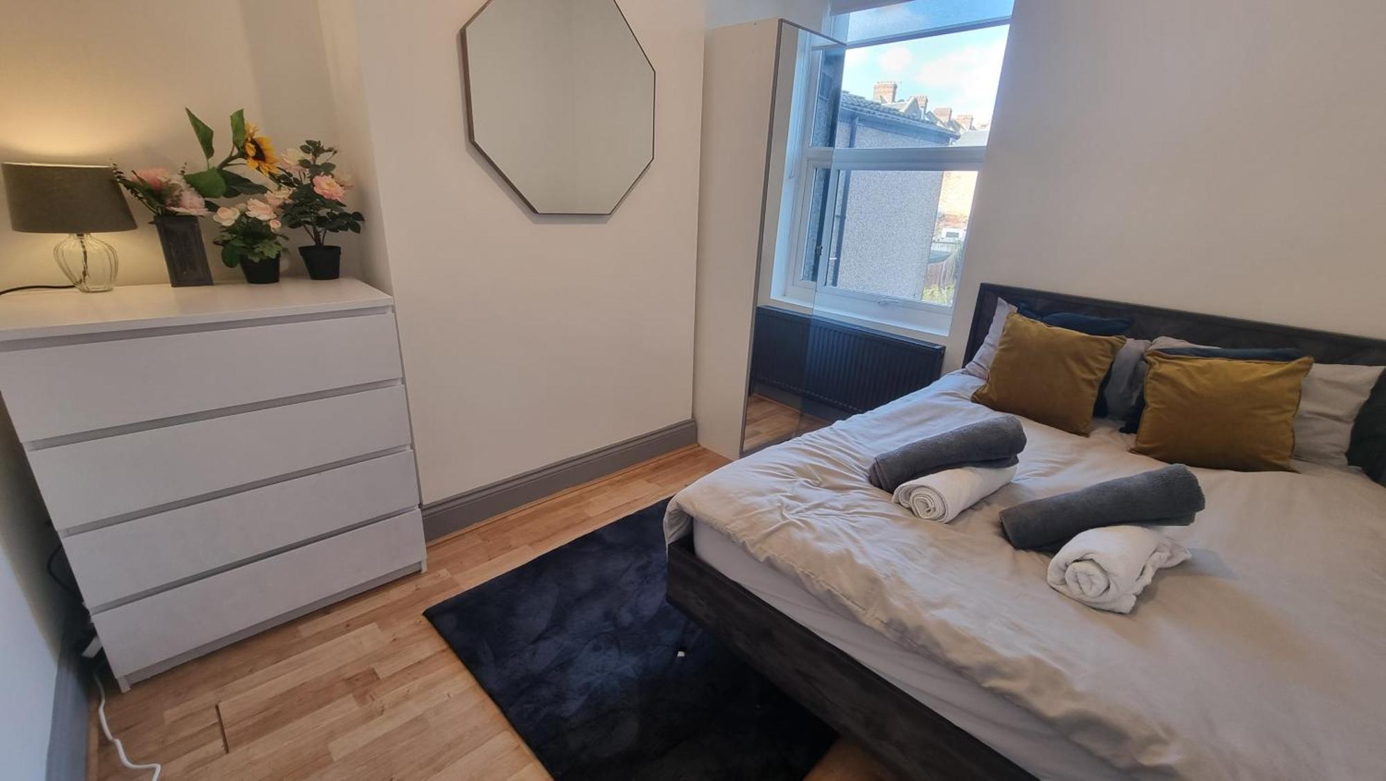 Apartamento 5 Bed With Cinema, F1 Racing Sim, 1 Gb Internet, Bbq, Garden, 20 Mins London, Parking, Ev Port, Metro 5 Mins Walk