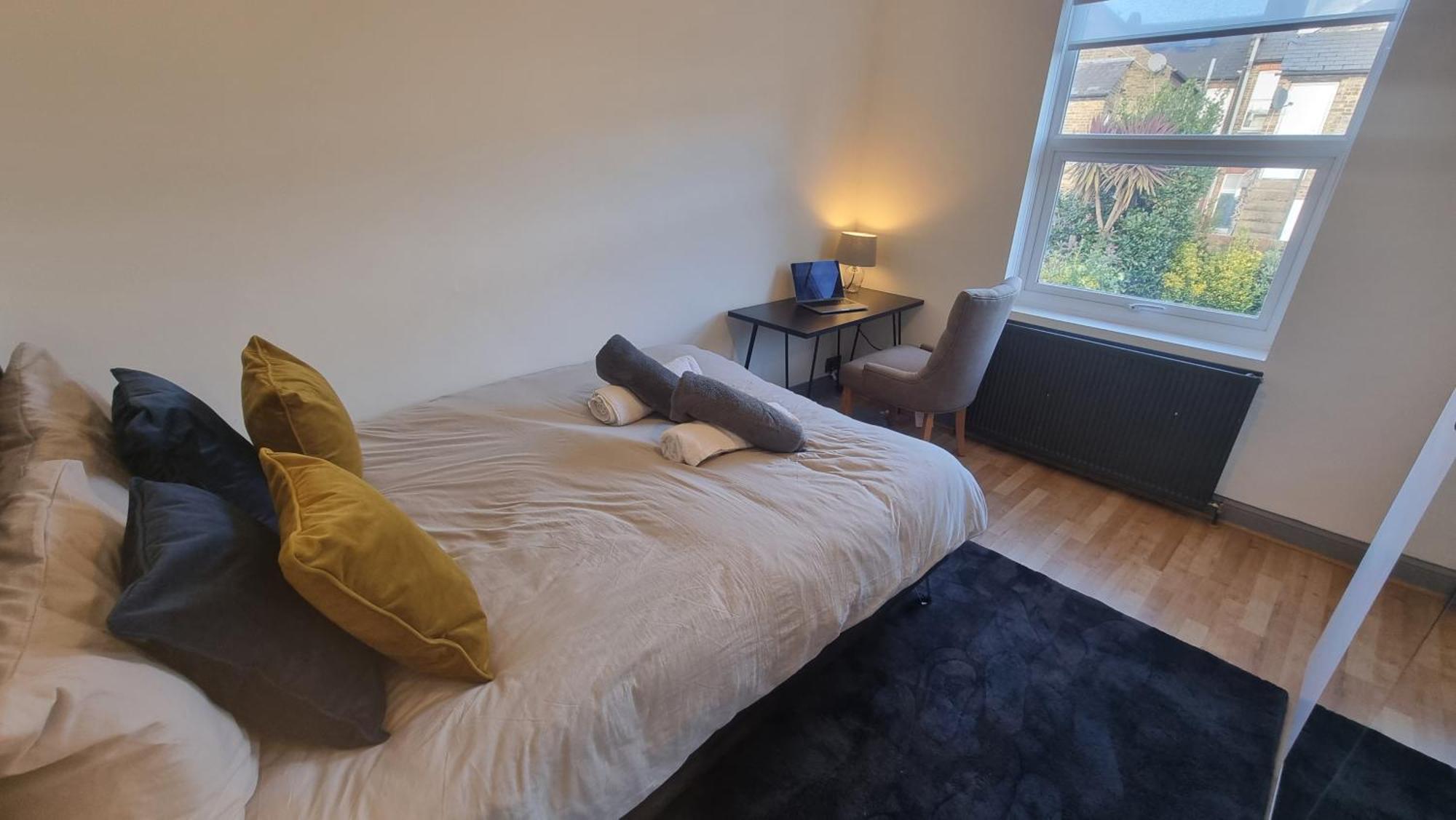 5 Bed With Cinema, F1 Racing Sim, 1 Gb Internet, Bbq, Garden, 20 Mins London, Parking, Ev Port, Metro 5 Mins Walk Londres