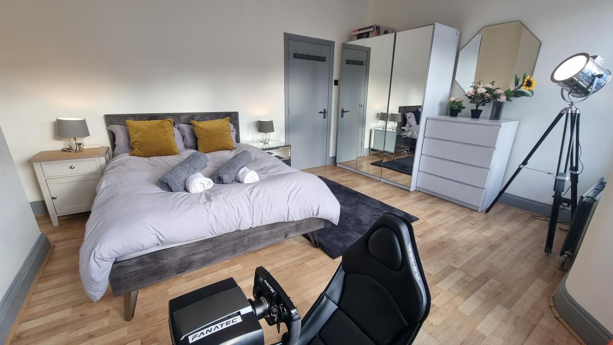 5 Bed With Cinema, F1 Racing Sim, 1 Gb Internet, Bbq, Garden, 20 Mins London, Parking, Ev Port, Metro 5 Mins Walk *