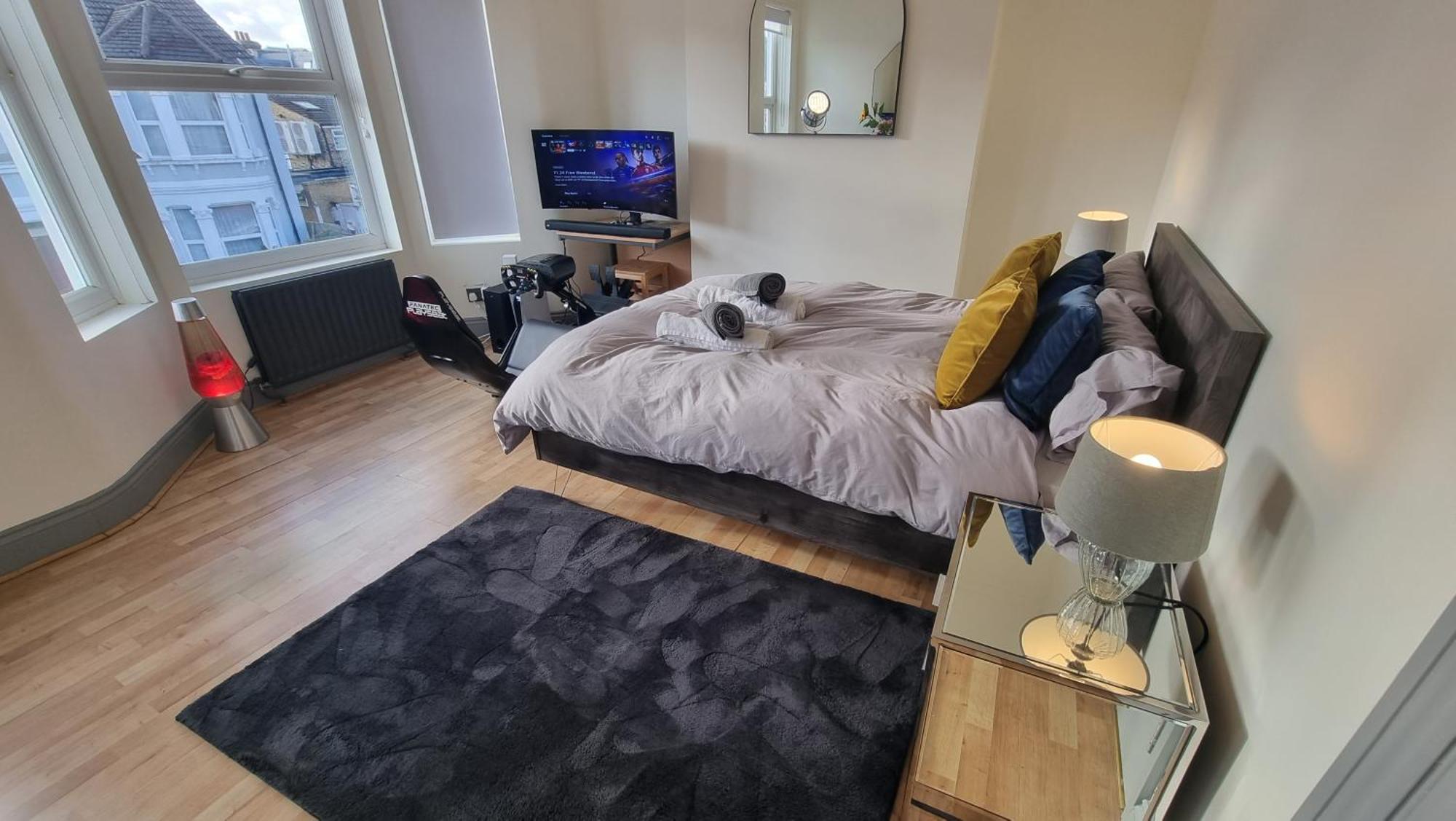 5 Bed With Cinema, F1 Racing Sim, 1 Gb Internet, Bbq, Garden, 20 Mins London, Parking, Ev Port, Metro 5 Mins Walk * Londres