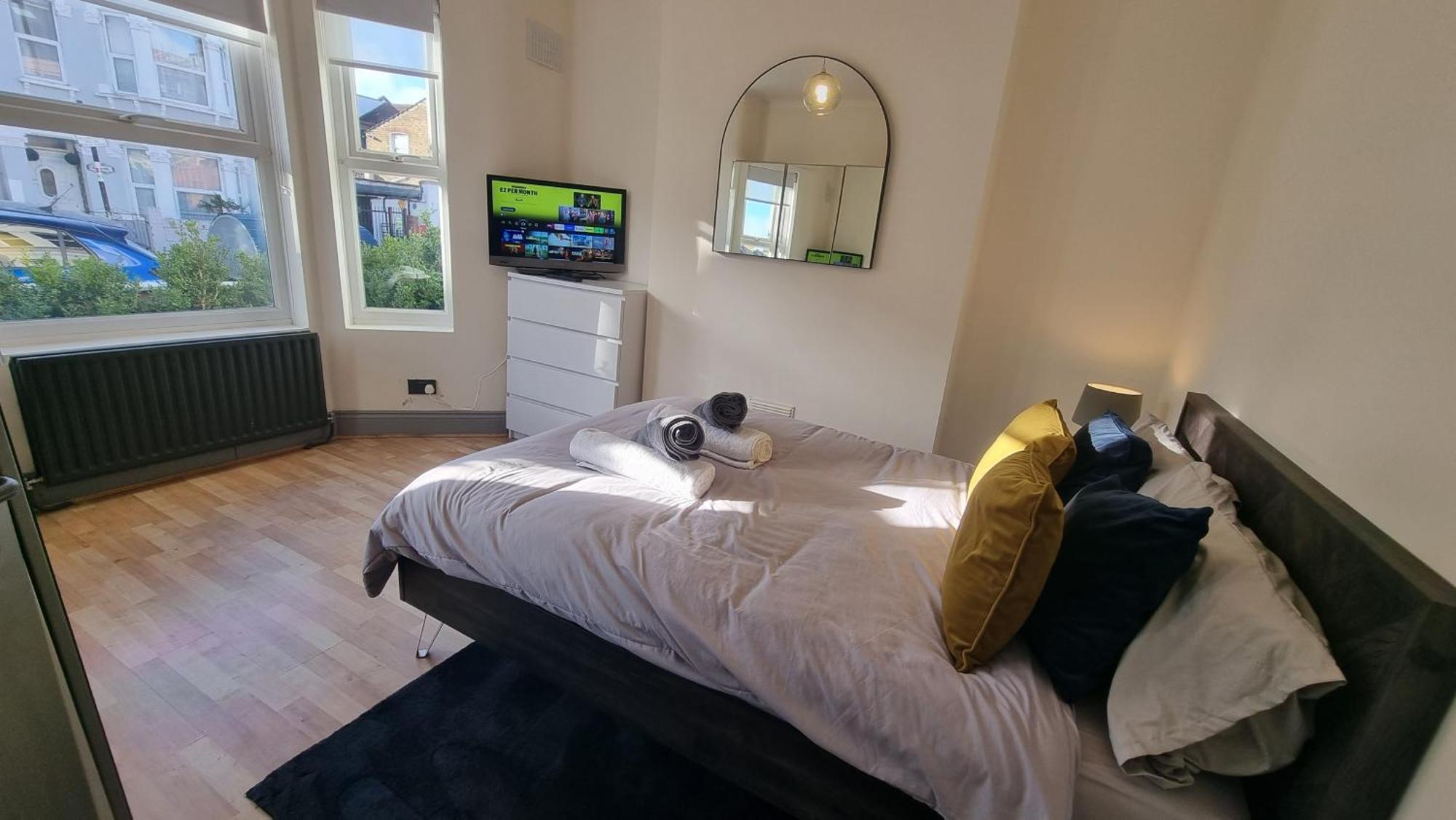 Apartamento 5 Bed With Cinema, F1 Racing Sim, 1 Gb Internet, Bbq, Garden, 20 Mins London, Parking, Ev Port, Metro 5 Mins Walk *