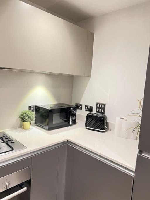 Modern Comfortable 1-br Flat In Heart Of Stockwell Londres