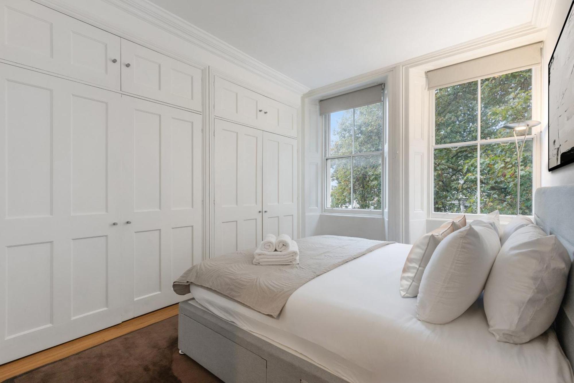 Heavenly Stays, Knightsbridge, Stylish 2-bd Escape * Londen