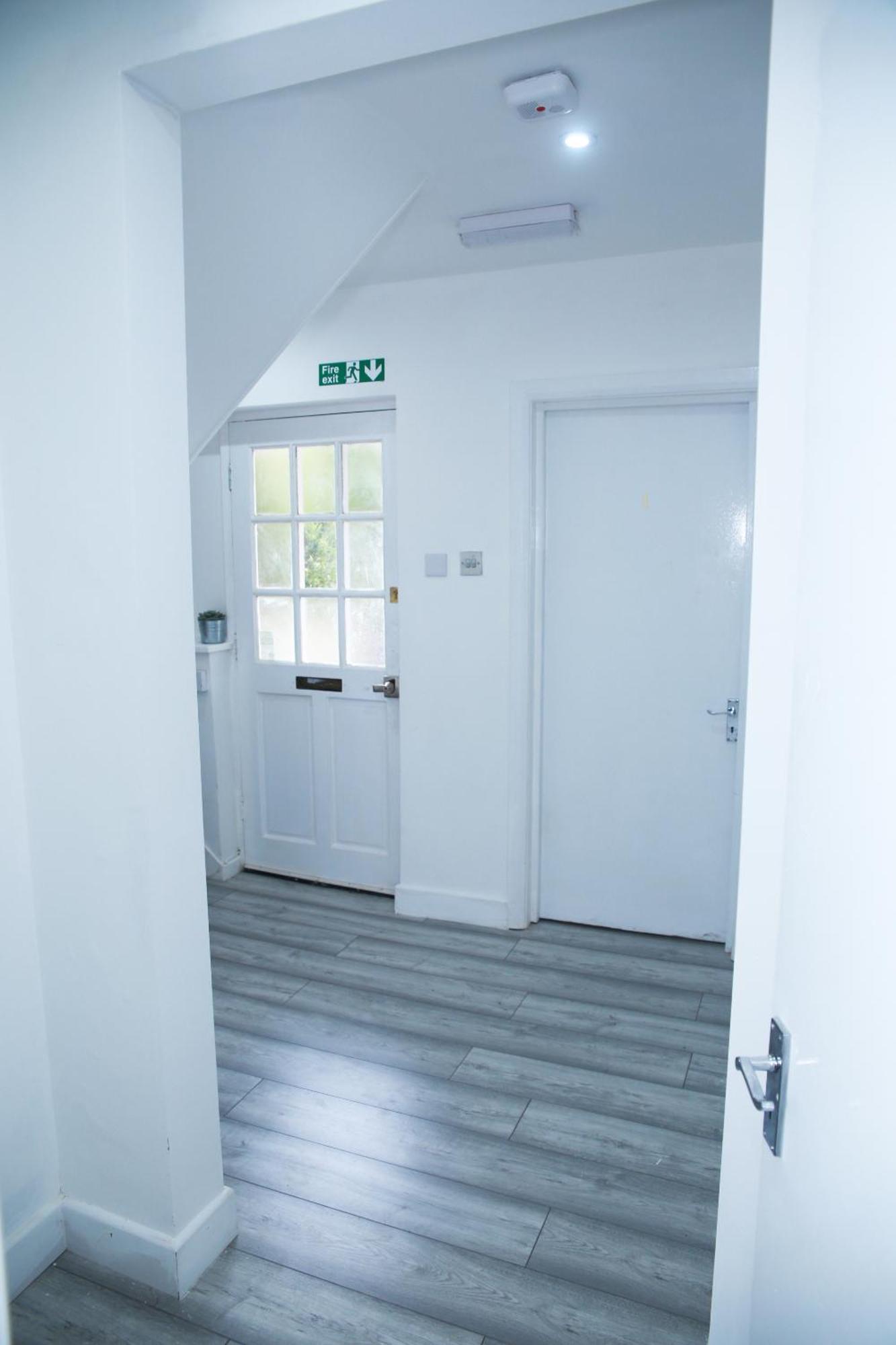 Apartamento Lovely With Free Parking On Premises. *